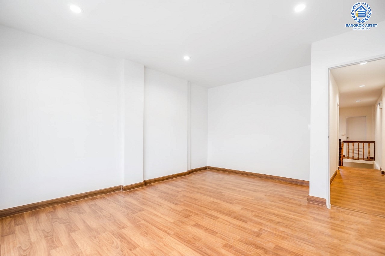 บ้านมือสองตกแต่งใหม่ ม.พระปิ่น2 ติดถนนบรมราชชนนี เนื้อที่ 17 ตร.ว. ฟังก์ชันจัดเต็ม 3 ห้องนอน 2 ห้องน้ำ บนทำเลศักยภาพ เชื่อมต่อหลายเส้นทาง ใกล้เซ็นทรัลปิ่นเกล้า ม.มหิดล , ทางด่วน "กาญจนาภิเษก"